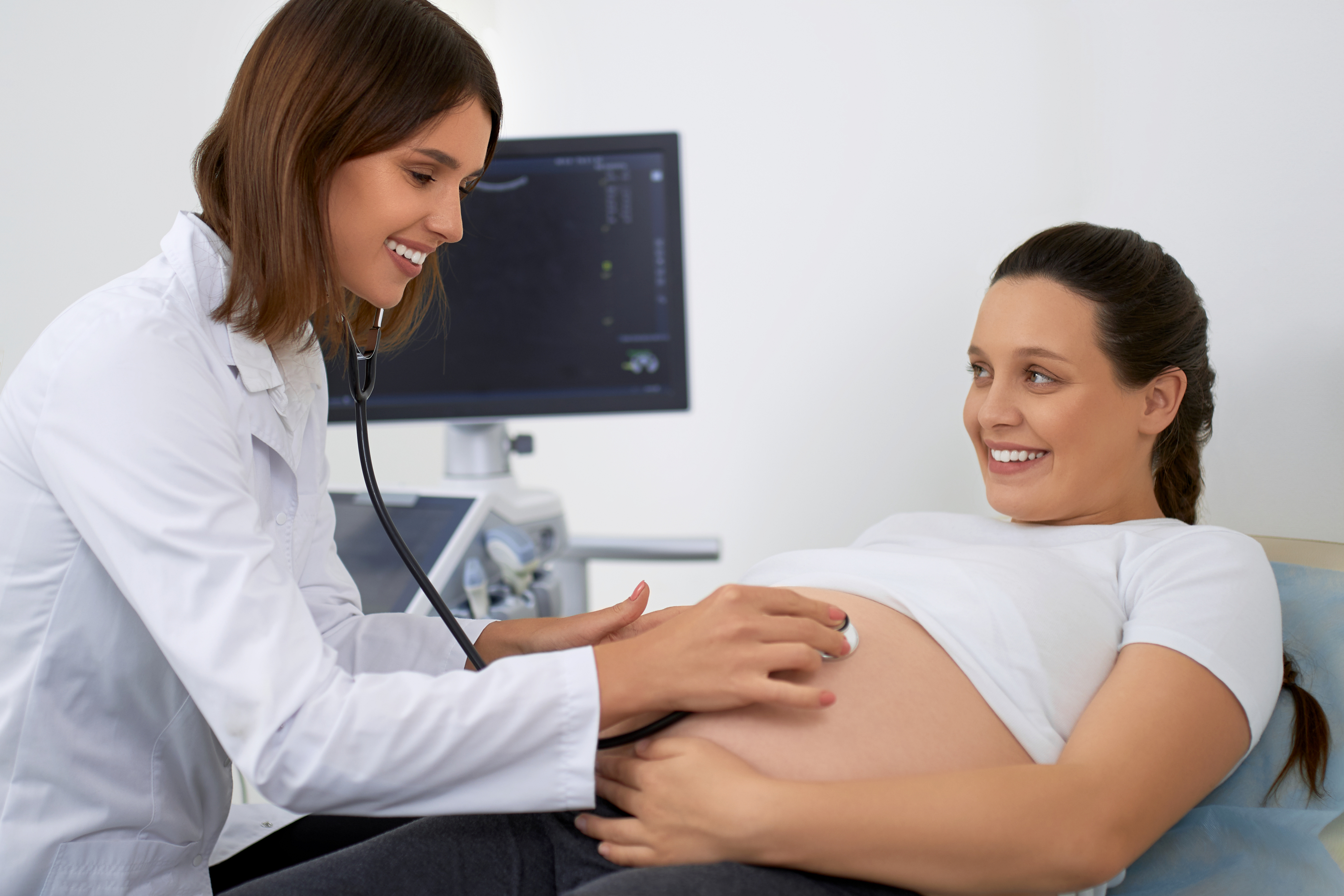 Profesionales de la salud atendiendo paciente